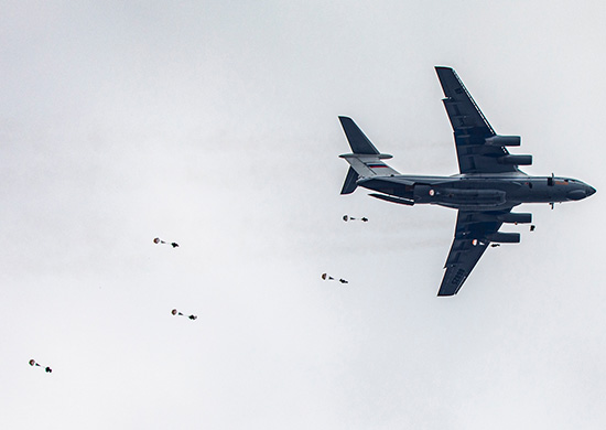 Боевая техника и более 500 военнослужащих ВДВ десантировались для захвата аэродрома условного противника в Ульяновской области