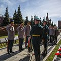 Торжественная церемония возложения венков к урнам с прахом главных маршалов артиллерии Николая Воронова и Митрофана Неделина