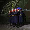 Церемония встречи самолета с телом командира Су-24М Героя Российской Федерации подполковника Олега Пешкова (аэродром Чкаловский, Московская область)