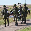 В ходе совместного российско-белорусского учения «Щит Союза-2015» военные медики отработали эвакуацию «раненых» с «поля боя»