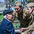 Артисты Вислинской мотострелковой дивизии общевойсковой армии ЗВО провели концерт для 95-летнего ветерана (Белгородская область)