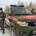 Сотрудники военной полиции ЗВО в ходе подвижного патруля оказали помощь гражданскому водителю на проселочной дороге под Воронежем