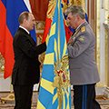 Вручение Верховным Главнокомандующим Вооруженными Силами Российской Федерации Боевого знамени Воздушно-космических сил России генерал-полковнику Виктору Бондареву